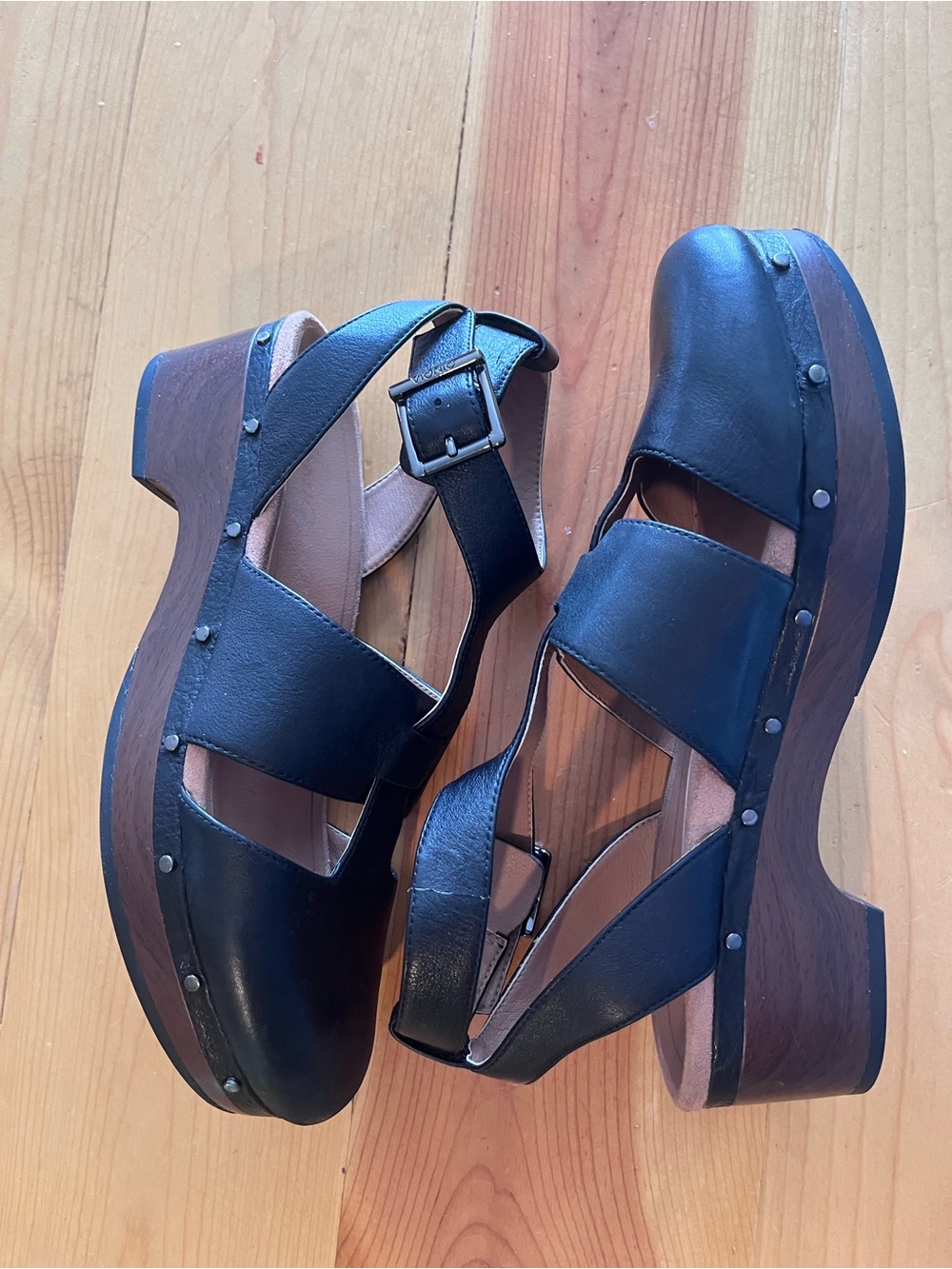 Vionic Faye Black Leather Faux Wood Platform Clog Sandals - Picture 2 of 8